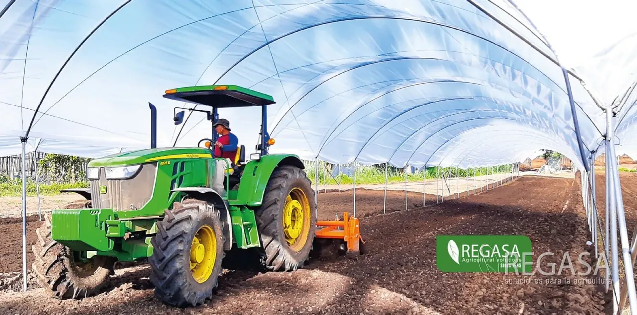 Tractor preparando el suelo dentro de un macrotúnel REGASA